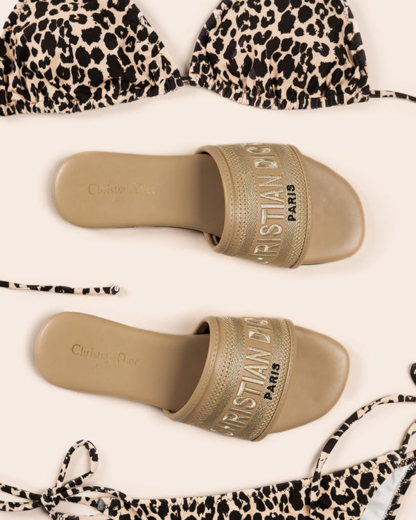 C r SANDALS